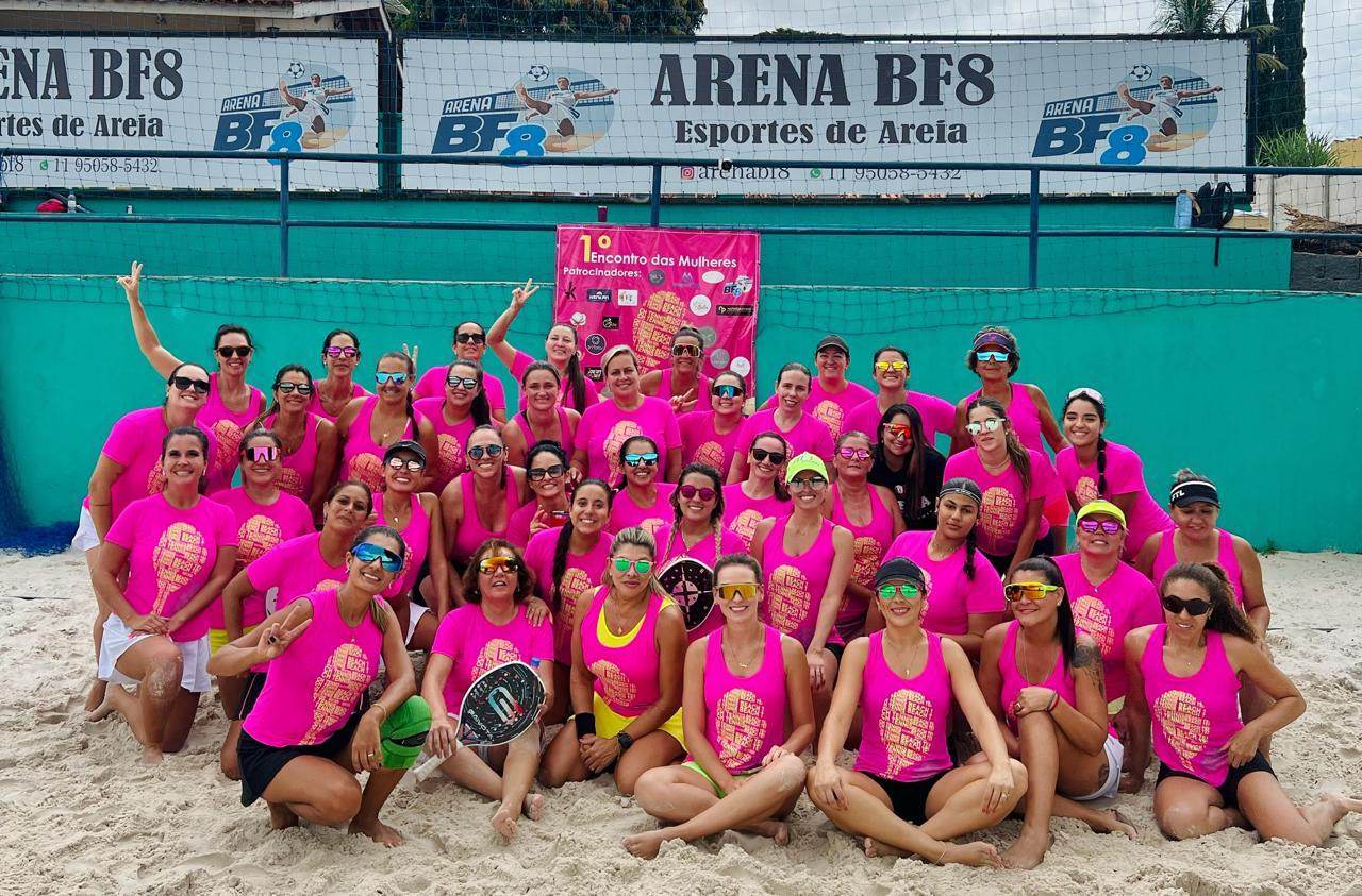 Camiseta rosa personalizada 100% poliamida para o evento Torneio Feminino de Beach Tennis.